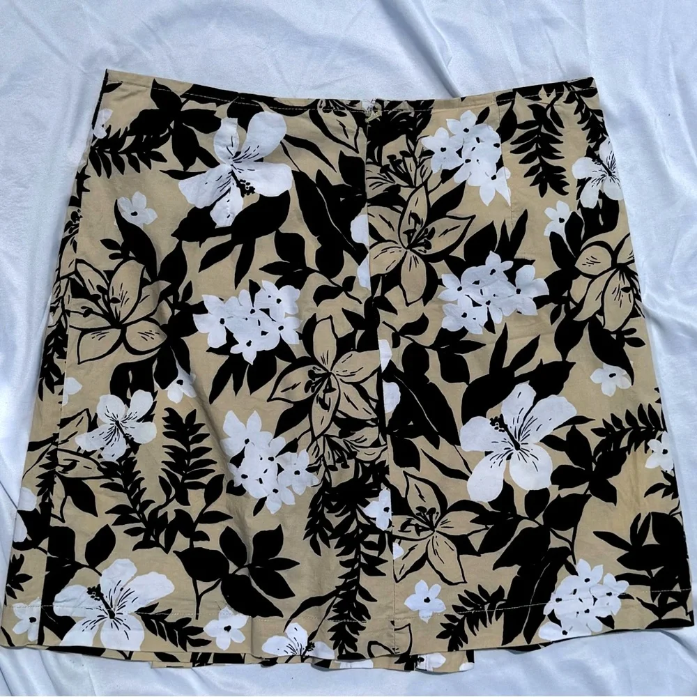 (10) WHITE STAG Fun Well-Made Stretch Black Tan & White Skort